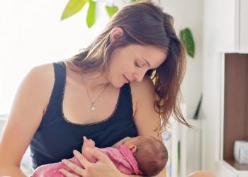 A e dini pse vjell femija pas ushqyerjes me gji dhe a duhet shqetësuar?