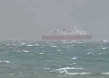 Pezullohet transporti ujor në gjirin e Durrësit përshkak të dallgëve