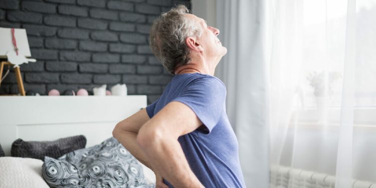 Këto janë simptomat që tregojnë se keni probleme me shpinën