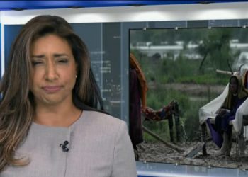 Prezantuesja e lajmeve gëlltit një mizë në transmetim të drejtpërdrejtë, ky është reagimi i saj