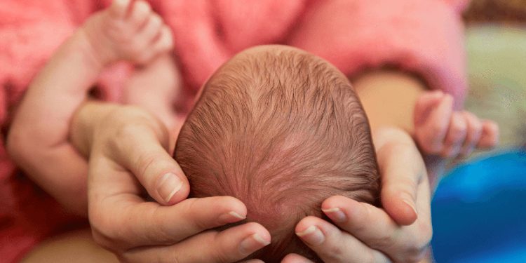 Prindër mjaftë më, flokët e bebes nuk bëhen më të dendur sado qe i qethni