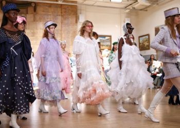 Edhe java e modës në Londër nisi ndryshe pas vdekjes së Mbretëreshës Elizabetë II