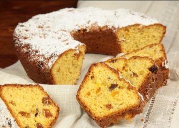 Në ditët me shi ku ka më mirë se me përgaditë kek me mollë dhe rrush të thatë