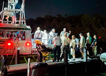 Një varkë godet shënuesin e kanalit në Miami, lëndohen 11 persona