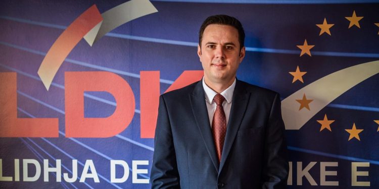 Lumir Abdixhiku i bindur: Qeveria Kurti ka veç fjalë dhe asnjë veprim