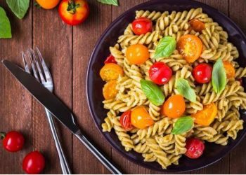 Penne me salcë toni dhe ullinjsh