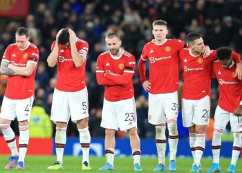Manchester United fillon hetimet pas helmimit të 12 personave