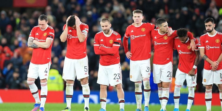 Manchester United fillon hetimet pas helmimit të 12 personave
