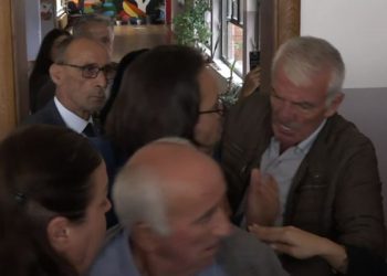 Mësimdhënësit tentojnë ta sulmojnë kryetarin e SBASHK-ut