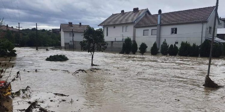Qeveria i dëgjon thirrjet, dërgon njesi me pompa për tërheqjen e ujit në Rahovec e Gjakovë