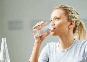 Pirja e ujit është shumë e rëndësishme por pse nuk duhet tepruar para gjumit?