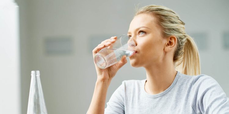 Pirja e ujit është shumë e rëndësishme por pse nuk duhet tepruar para gjumit?