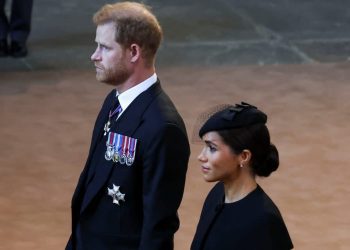 Princ Harry shihet i “shkatërruar” pasi i hoqën inicialet e Elizabeth nga uniforma e tij!