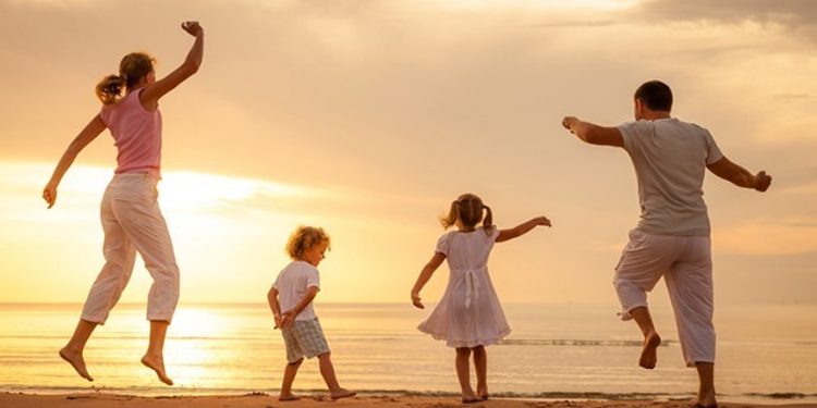 Prindër shmangni telefonat, mund t’iu kushtojë shumë në edukimin e fëmijëve