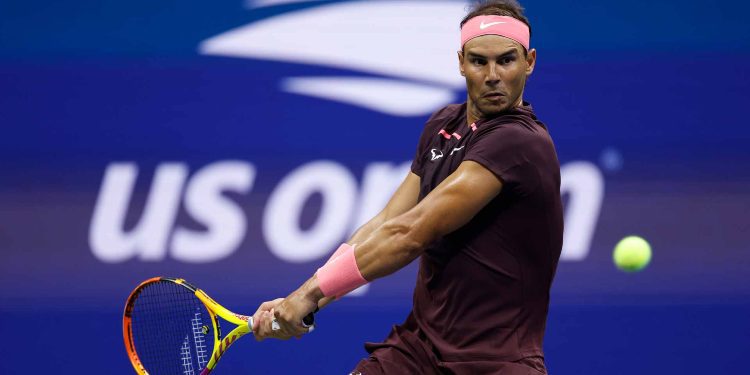 Nadal e godet veten në hundë me reketën e tij, për të mundur Fogninin