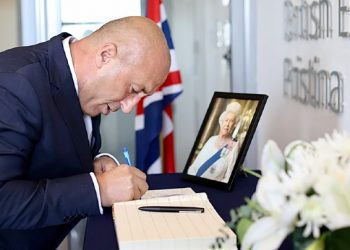 Haradinaj nënshkruan në “Librin e Ngushëllimeve” për Mbretëreshën Elizabeth II