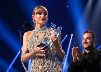 Taylor Swift bëhet artistja e parë që fiton 3 çmime për videon e vitit në VMA