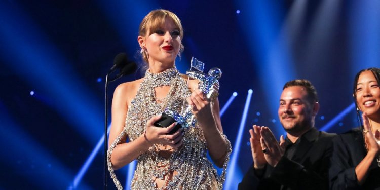 Taylor Swift bëhet artistja e parë që fiton 3 çmime për videon e vitit në VMA