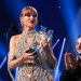 Taylor Swift bëhet artistja e parë që fiton 3 çmime për videon e vitit në VMA