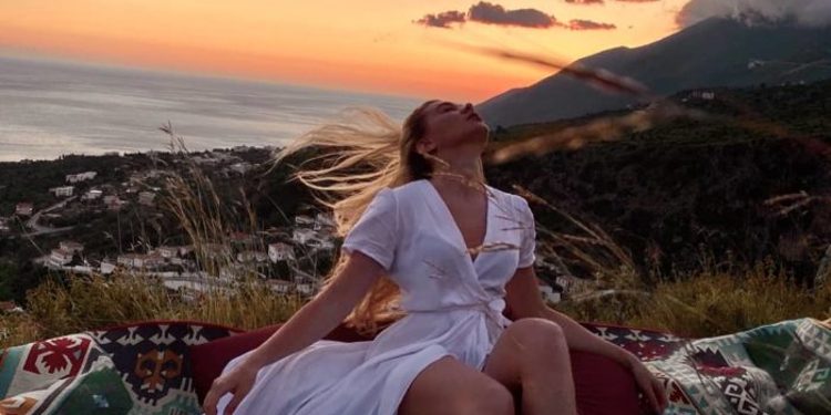 Ora e nisjes për pushime po afron dhe ju jeni në dilemë se çfarë të vishni, ja zgjidhja