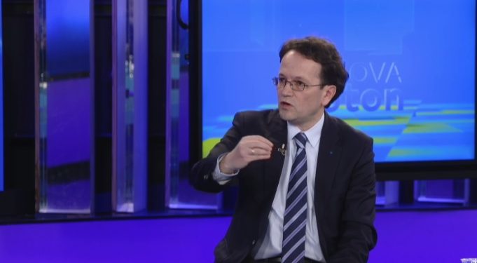 Profesori i diplomacisë Myrtezaj skeptik nëse Kosova do ta marrë liberalizimin e vizave