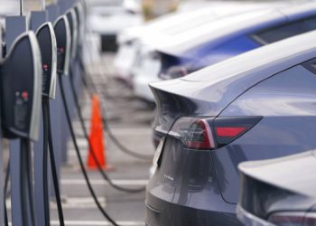 Makinat elektrike, më të mira po por edhe më të rrezikshme po