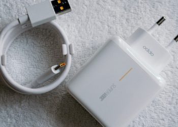 Njëherë Apple dhe Samsung, ky është prodhuesi i celularëve që hoqi karikuesin nga paketimi