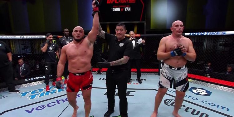 Boksieri shqiptar Ilir Latifi mposht rusin Aleksei Oleinik në UFC