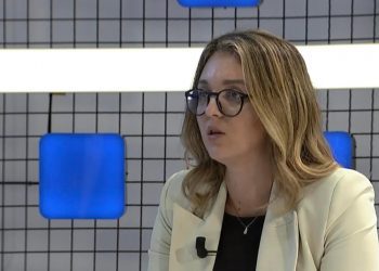 Deputetja e VV-së, ngre në “qiell” Kurtin: Kemi një kryeministër me të kaluar të pastër