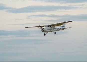 Athinë: Avioni përplaset në autostradë, humb jetën piloti