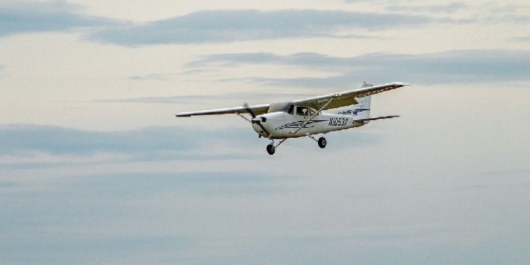 Athinë: Avioni përplaset në autostradë, humb jetën piloti