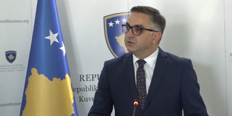 Tahiri i AAK-së i kërkon Kryetarit të Kuvendit të “ankohet” tek Presidenca çeke për vizat