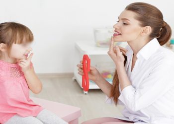 Si të lehtësojmë dhimbjet e daljës së dhëmbëve te fëmijët?