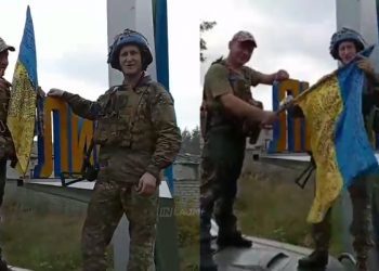 Ushtarët e Ukrainës ngrenë flamurin e vendit në qytetin e Lymanit