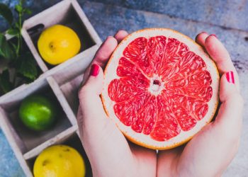 Cilat përfitime sjell ngrënia e frutave në mëngjes?