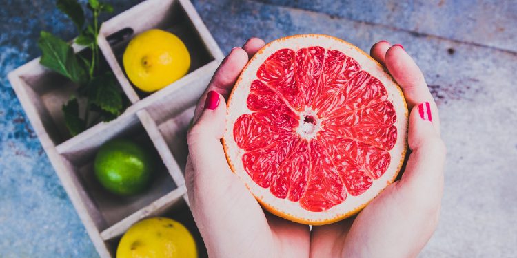 Cilat përfitime sjell ngrënia e frutave në mëngjes?