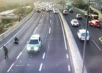 Grabitje si në filma, fluturojnë kartëmonedhat në rrugë(VIDEO)