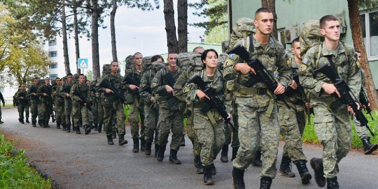 Kadetëve të FSK-së u testohet ecja me pesha të rënda