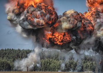 Avioni del nga pista, shpërthen në flakë baza ajrore ruse në Krime