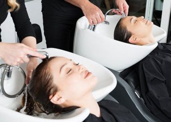 Gabimet që mund të bëni gjatë larjes së flokëve