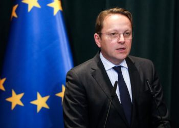 Varhelyi jep shpresë: Rezultat rreth vizave deri në fund të vitit