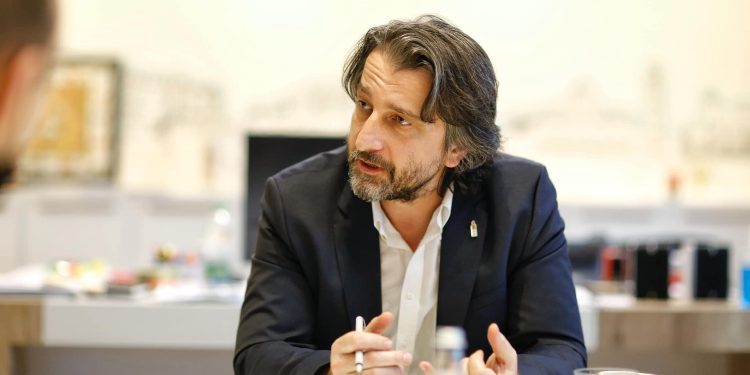 “Kaosi” në trafik, kryetari i Prishtinës: Sot ndoshta jam njeriu më i urryer në Prishtinë