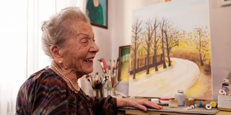 “Kurrë mos thuaj kurrë”, kjo është gruaja që zbuloi talentin në moshë 87 vjeçare