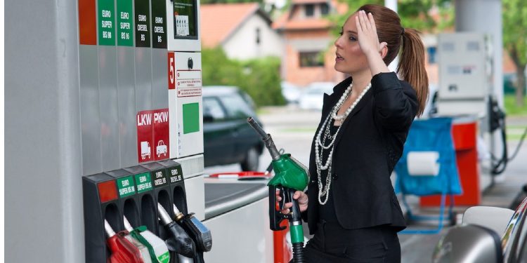 Lirohet nafta për një cent në Kosovë