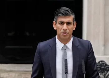 Po sa mori detyrë si kryeministër Rishi Sunak bisedon me Volodymyr Zelenskyn