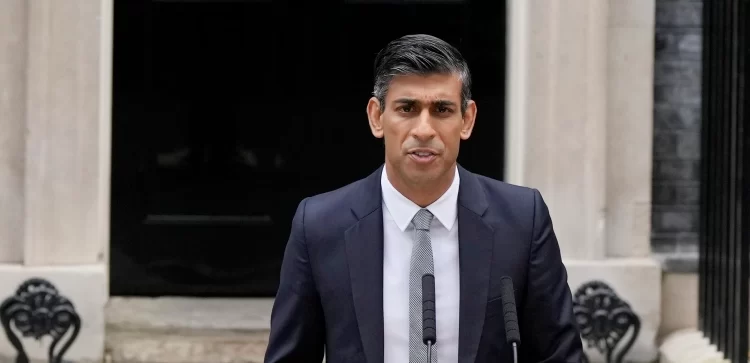 Po sa mori detyrë si kryeministër Rishi Sunak bisedon me Volodymyr Zelenskyn