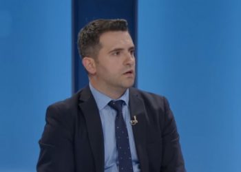 Anëtari i këshillit Bezeraj: Rektorin Sahiti e shkarkuam me vendim prej 10 faqesh të gjetura