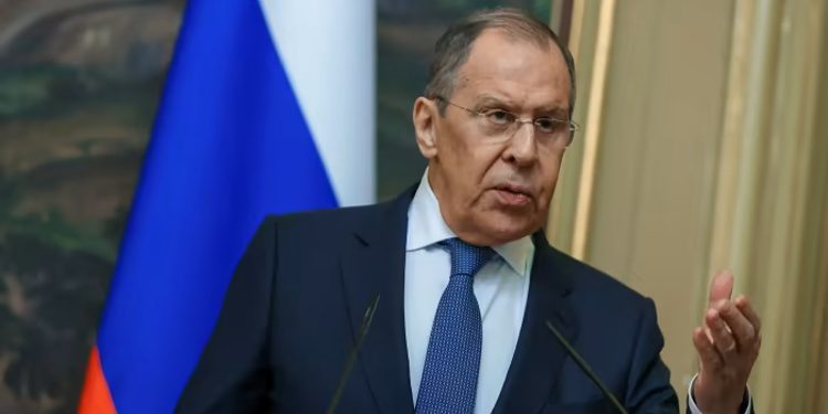 “Ukraina po prodhon bomba të pista”, kryediplomati rus: Këtë çështje do ta ngremë në OKB