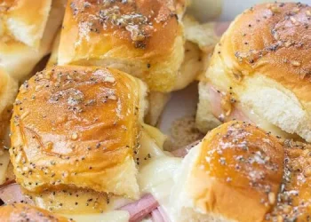 Simite me proshutë dhe djathë në furrë