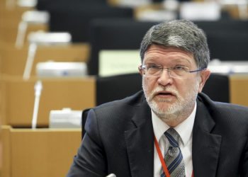 E paralajmëron eurodeputeti Vuçiqin: Nëse vazhdoni kështu do të përjashtoheni nga negociatat me BE-në